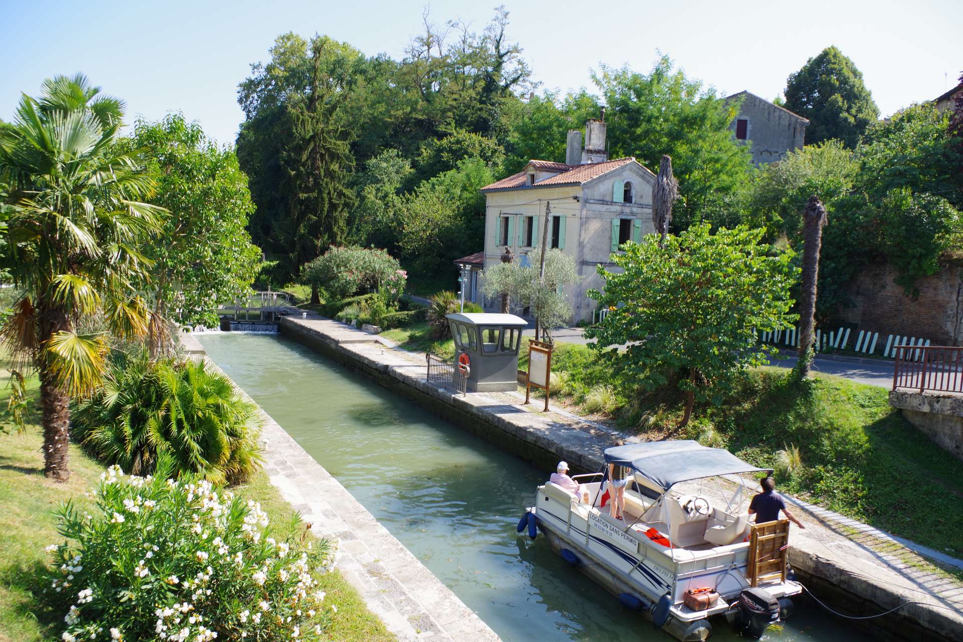 passage d'ecluse mas d'agenais location bateau